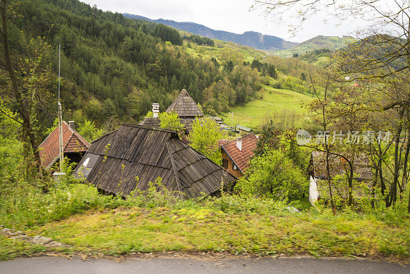 塞尔维亚Mokra Gora山附近Sarganska osmica Shargan 8号屋顶的顶视图。